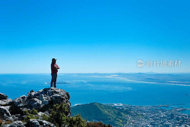 一名男子正在观看开普敦的桌山