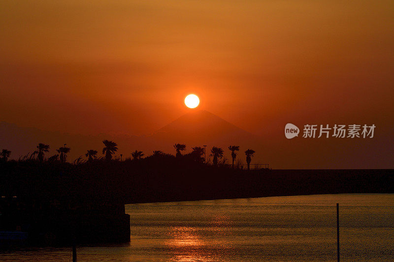 神奈川县三浦半岛富士山上的日落