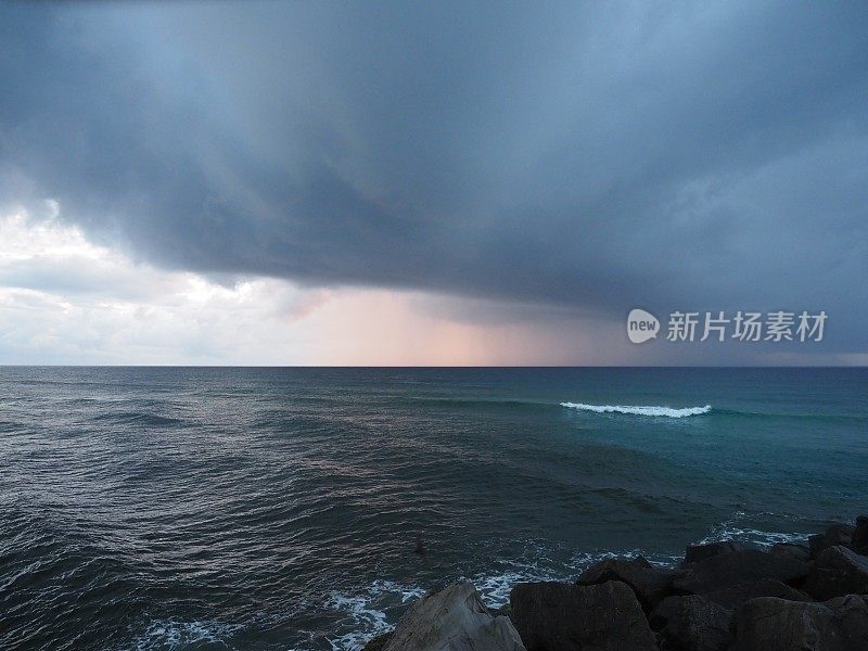 暴风雨日出海和天空在不伦瑞克头瑞克墙