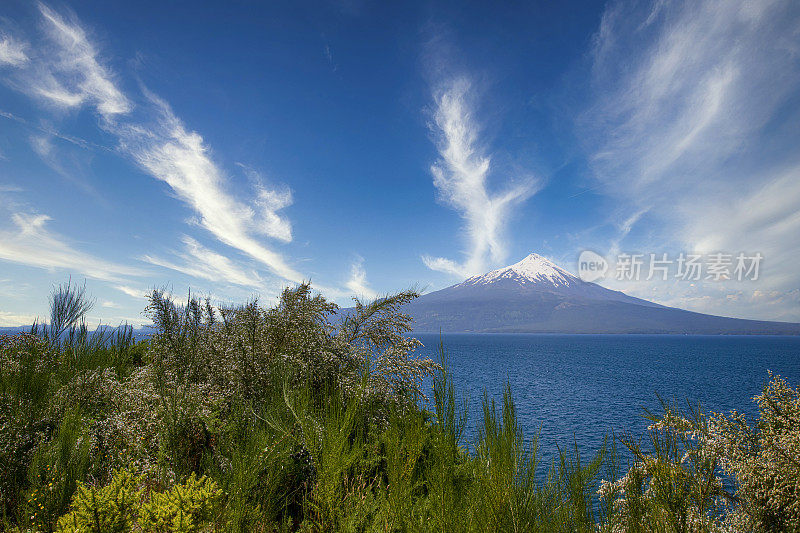 奥索尔诺火山全景从兰基休湖，巴塔哥尼亚，智利