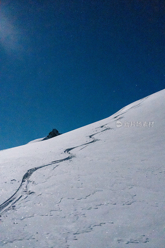 偏僻的滑雪道从山上往下延伸