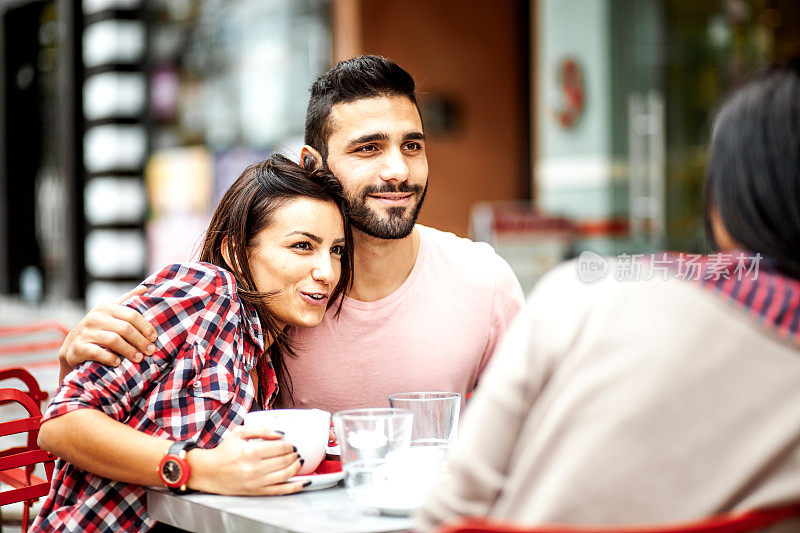 一对年轻夫妇在自助餐厅闲逛