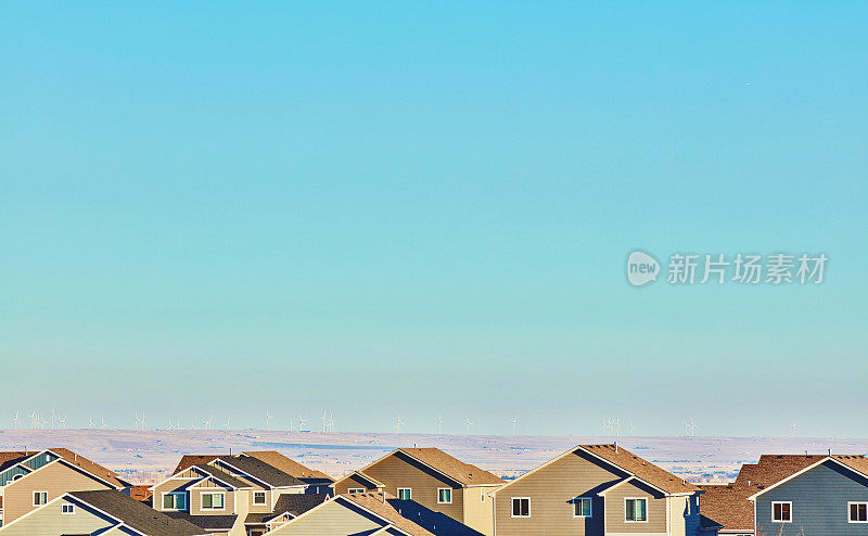 住宅住宅背景与风电场在远处