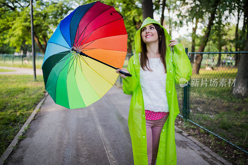 雨中带着伞的美丽女孩