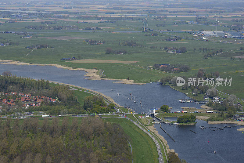 Roggebot桥和锁连接弗莱弗兰和Overijssel