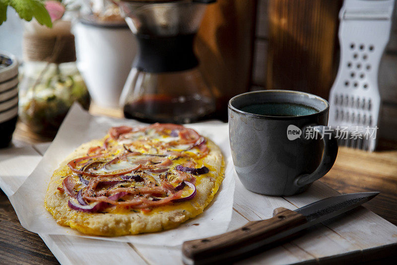 自制早餐:手工披萨配洋葱、火腿和鸡蛋