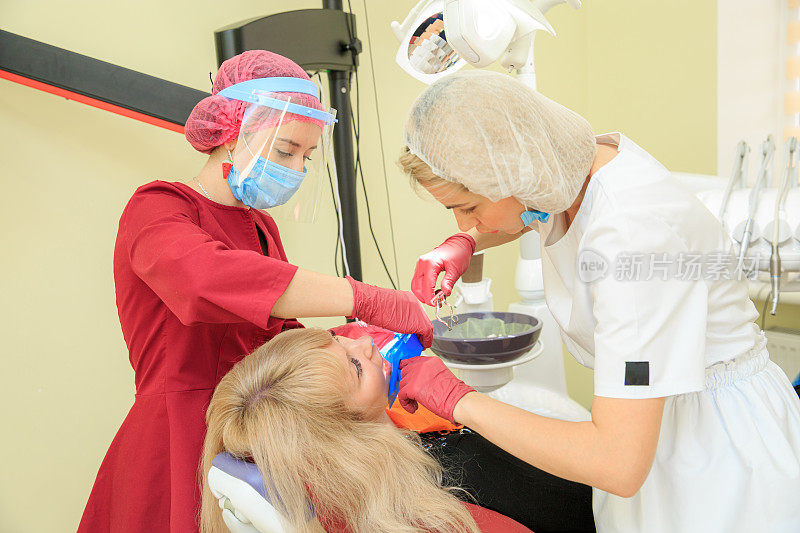 牙医与助手一起为病人进行治疗