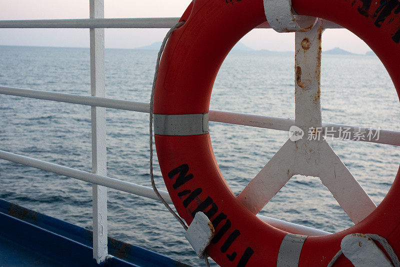 一艘渡船的细节与救生带在前景，那不勒斯，意大利