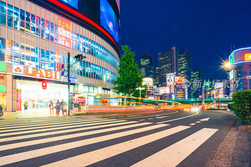 日本东京新宿的一条拥挤的街道。