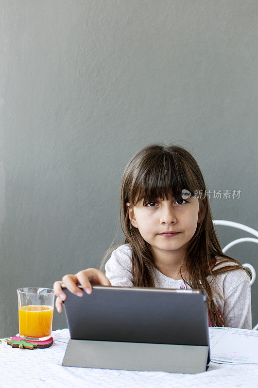 小女孩在家里用平板电脑