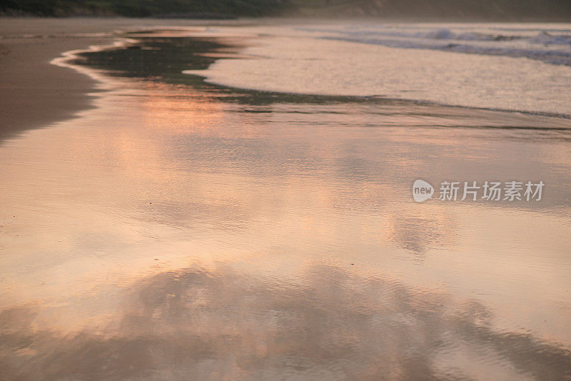 夕阳映照在海滩上