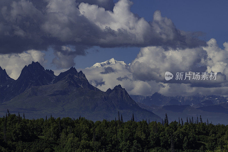 德纳里山附近的山峰从南面远眺