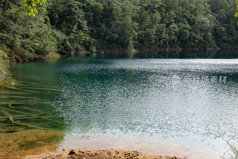 墨西哥恰帕斯地区的天然湖泊