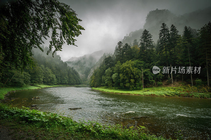 多纳耶克河，波兰山区