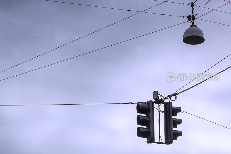 奥尔胡斯上空的路灯和交通规则