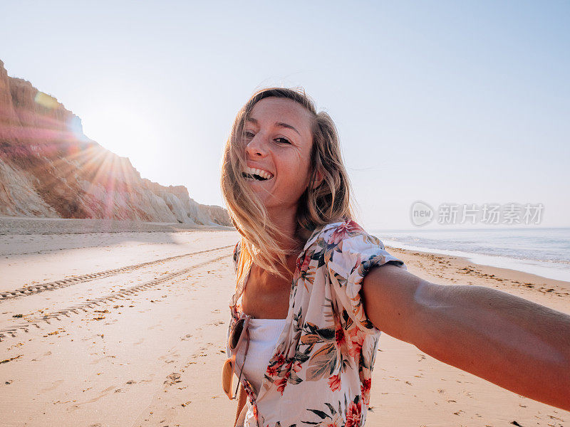 女人在葡萄牙海滩自拍，海景