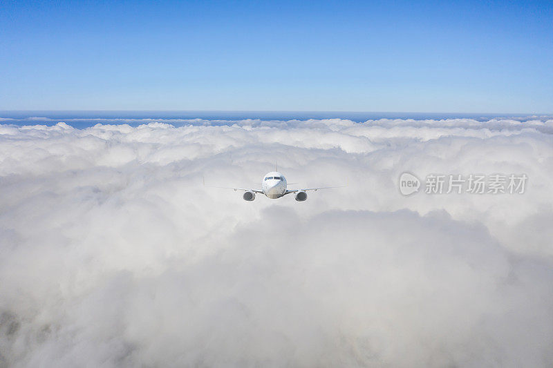 客机在云层上空飞行。