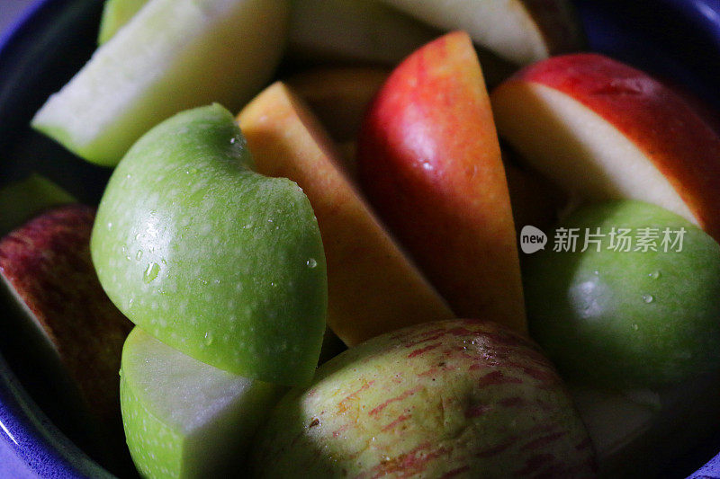 在碗中切碎的绿苹果和红苹果的特写图像，水果切片的健康零食，高的视野