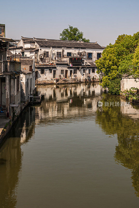 中国同里运河上映出的一行行白房子。