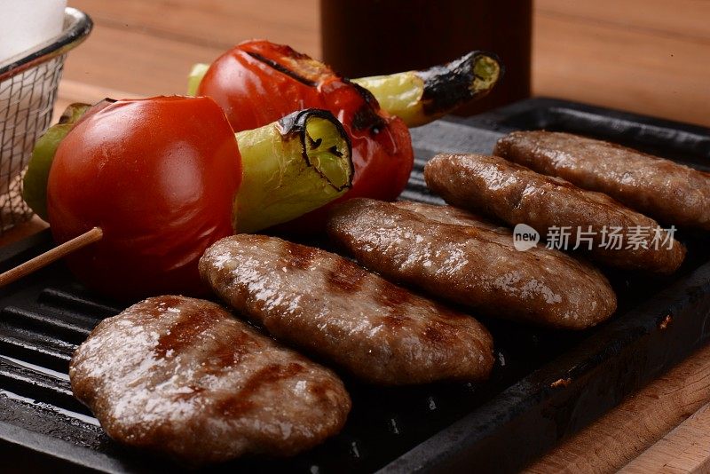 烤肉丸、西红柿和胡椒在煎锅里