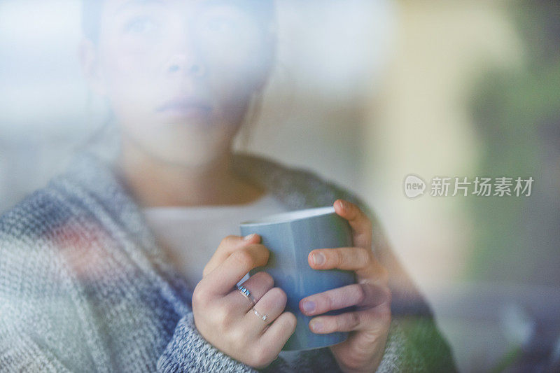 一个女人的肖像，坐在窗前看着。