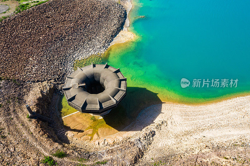 无人机拍摄的水库溢流