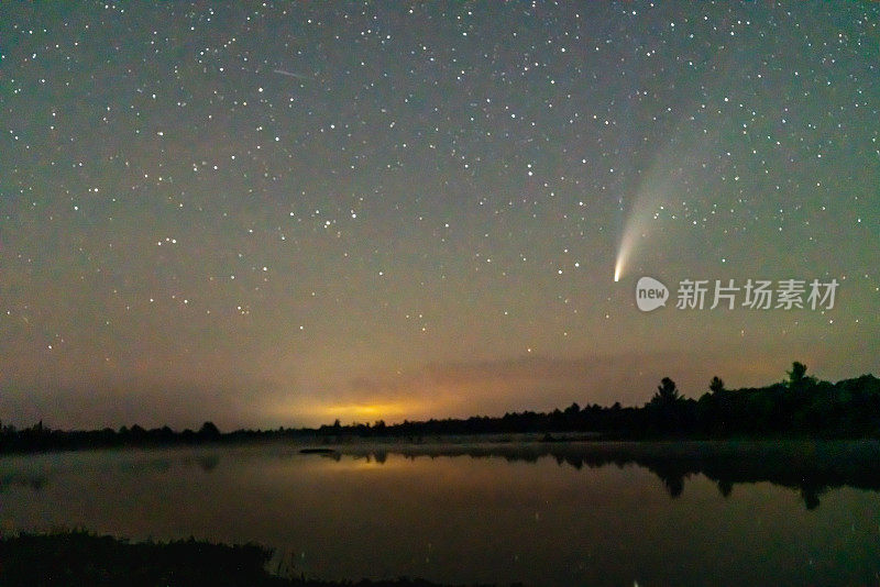 加拿大格雷文赫斯特，托伦斯·巴伦斯暗天保护区，日落后黑暗的夜空中的Neowise彗星