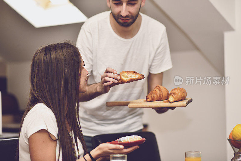 可爱的小情侣一起享用早餐