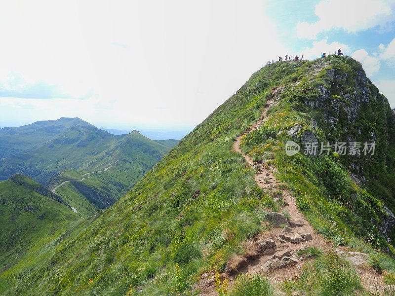 在法国康塔尔山脉的佩伊·玛丽山顶