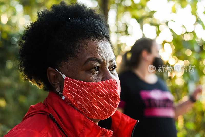 新常态:女性在自然公园戴着防护口罩