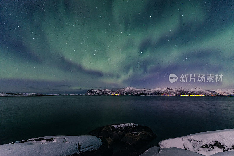 北极光在挪威北部的夜空