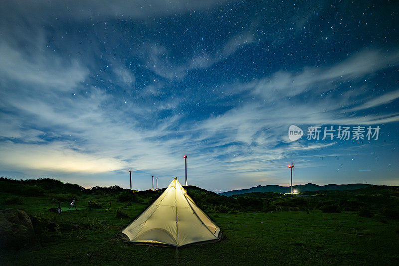 天上有星星，山上有帐篷