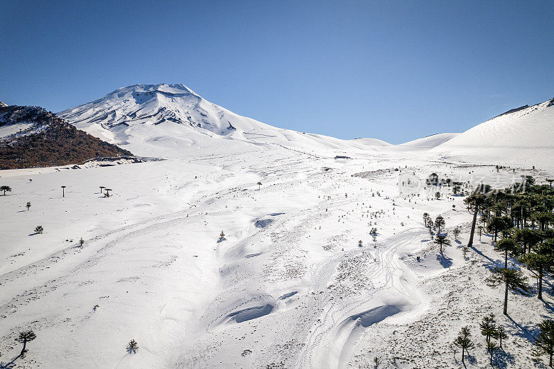 滑雪胜地的雪山火山