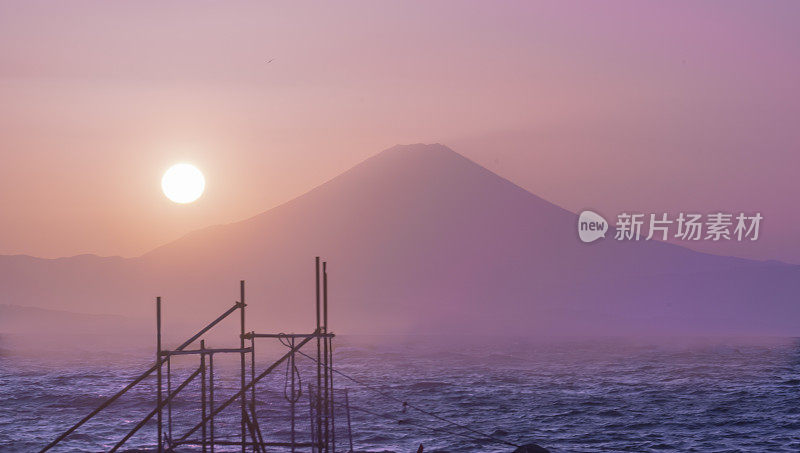 早山港的黄昏:金色黄昏中雄伟的富士山