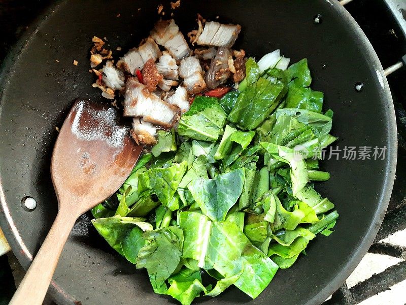 麻辣炒羽衣甘蓝配香脆五花肉-食物准备。