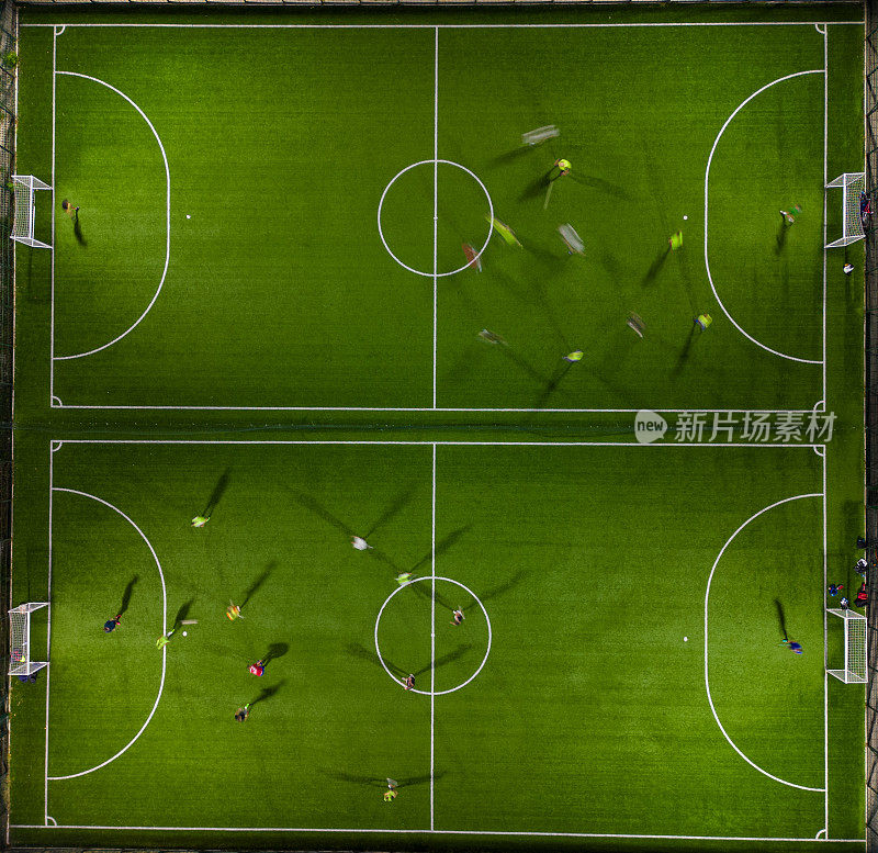 鸟瞰图的迷你足球比赛，足球。迷你足球场和足球运动员从无人机