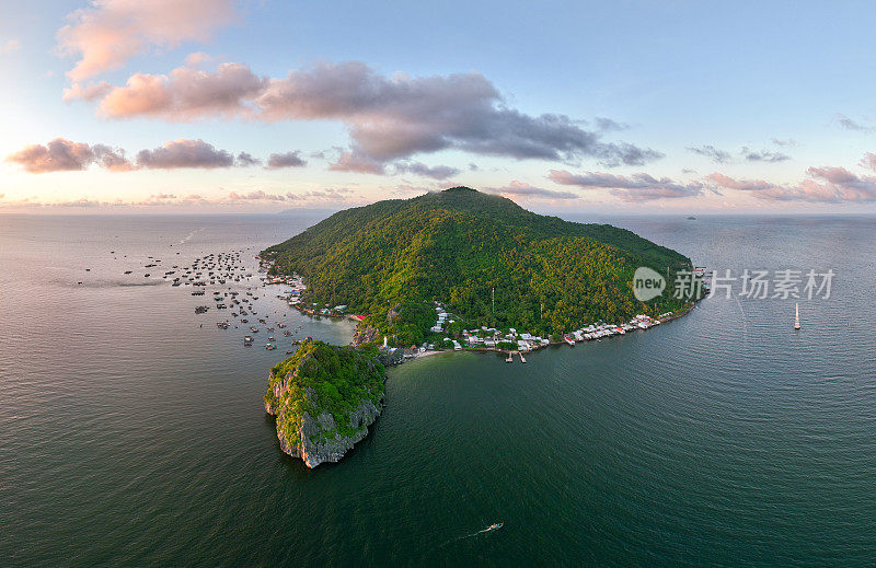 越南西南海域的江省下天群岛上一个美丽岛屿的风景照片
