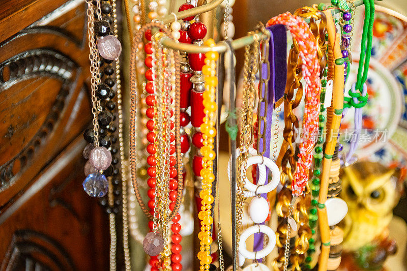 各种串珠珠宝在古董店展出