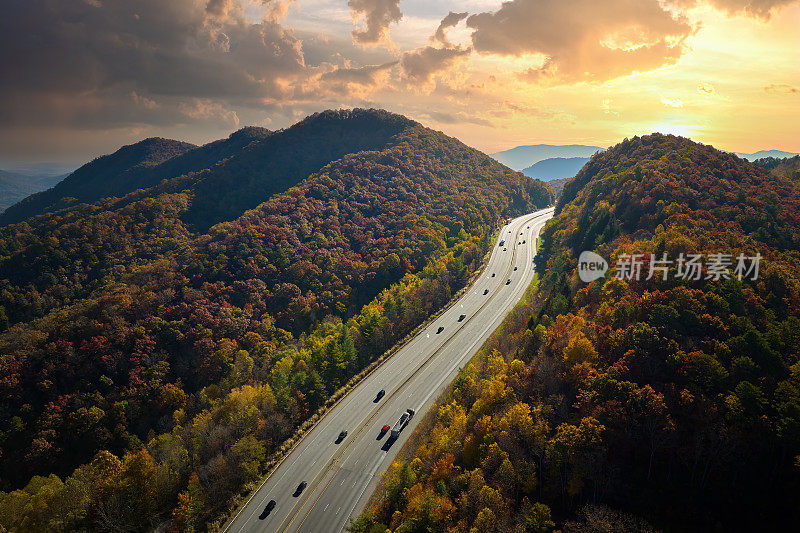 鸟瞰图:金秋时节，北卡罗莱纳州I-40高速公路穿过阿巴拉契亚山脉，通往阿什维尔，沿途有快速行驶的卡车和汽车。州际运输概念