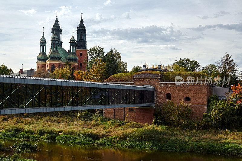 瓦尔塔河上的现代人行桥，普鲁士防御工事和波兹南哥特式大教堂的塔楼