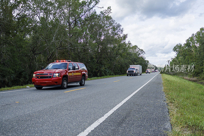 飓风过后的快速援助:紧急救援车辆快速穿过路障。北佛罗里达遭受飓风袭击