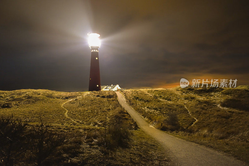夜间沙丘上的Schiermonnikoog灯塔
