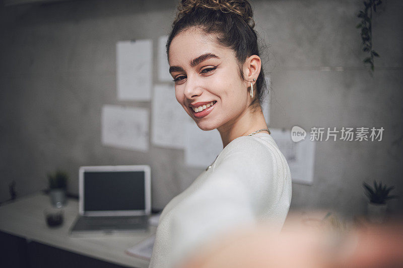 一个年轻漂亮的女人在她的公寓里自拍