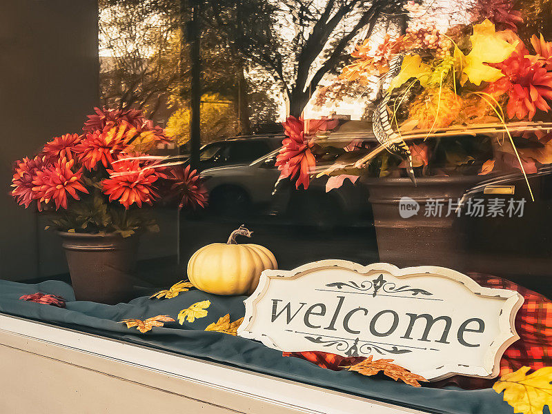 秋天在当地购物:在这家普通的小企业里，欢迎标志正在欢迎顾客