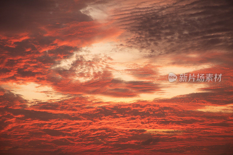 迷人的戏剧性的红色日落与多云的天空