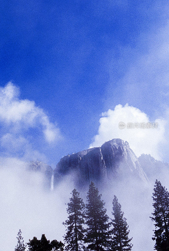 约塞米蒂瀑布的冬季景观