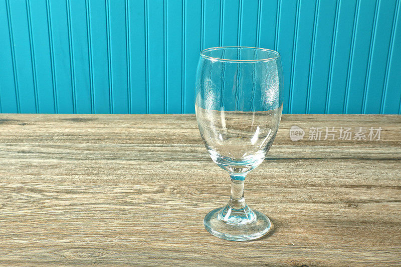 木桌上的透明水杯