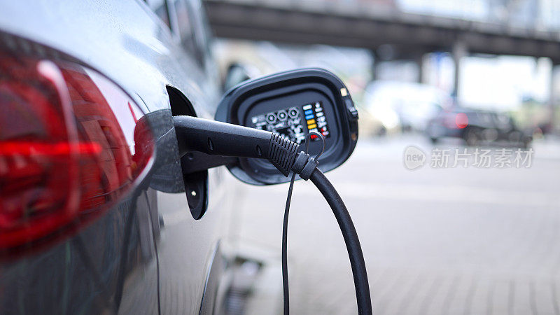 路边的电动汽车:用可持续能源加油