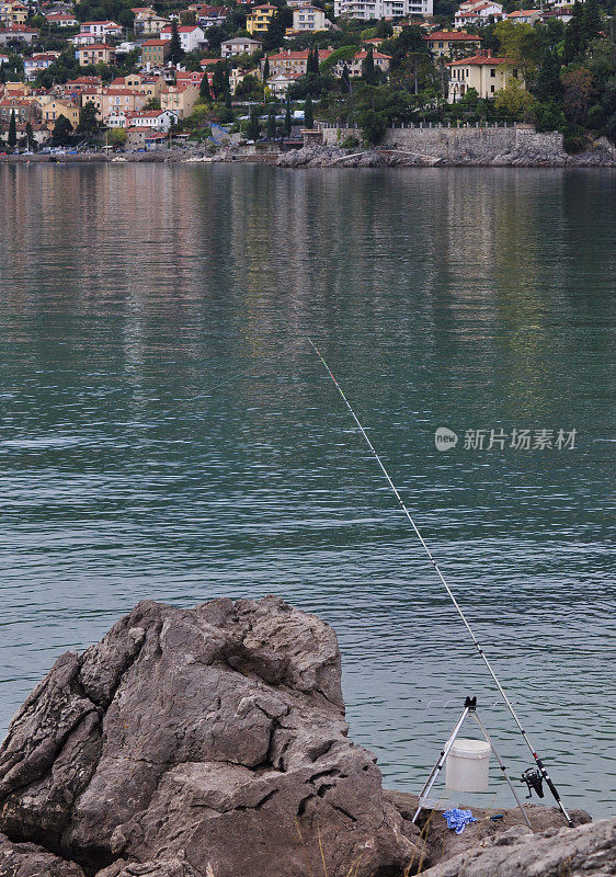 克罗地亚海边的鱼竿。克罗地亚西部奥帕蒂亚海岸亚得里亚海的鱼竿。