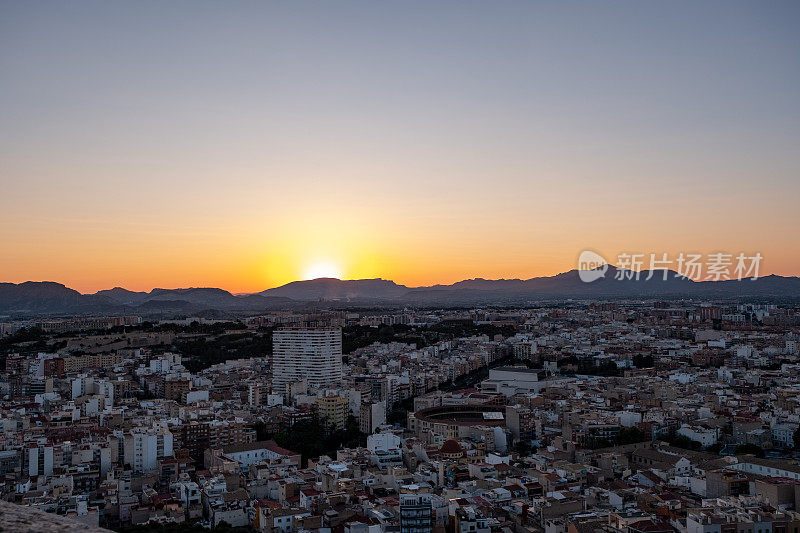 西班牙的阿利坎特在夕阳的余晖中，黄昏的暮色中。全景。